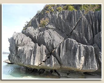 rocher dans l'eau